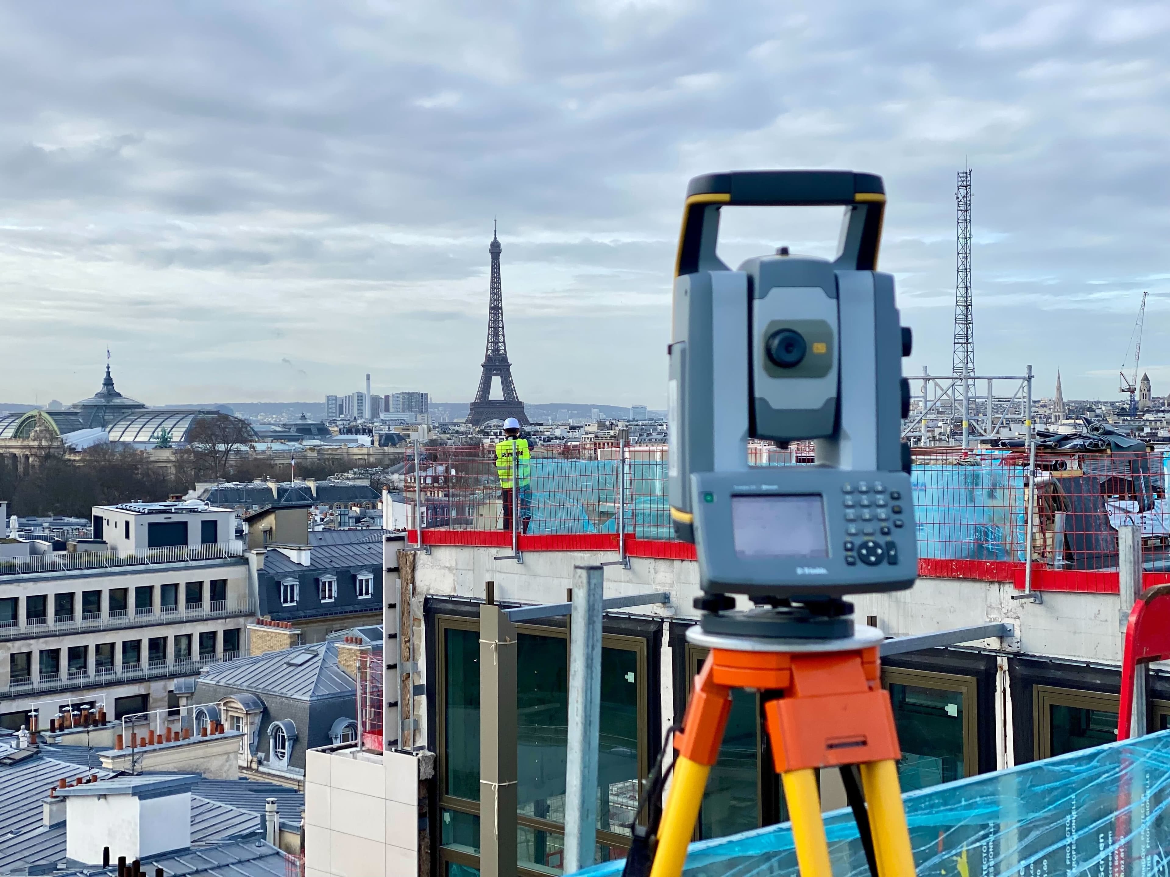 Géomètre-Expert TerraTerre en intervention : tachéomètre sur trépied, relevé en toiture à Paris