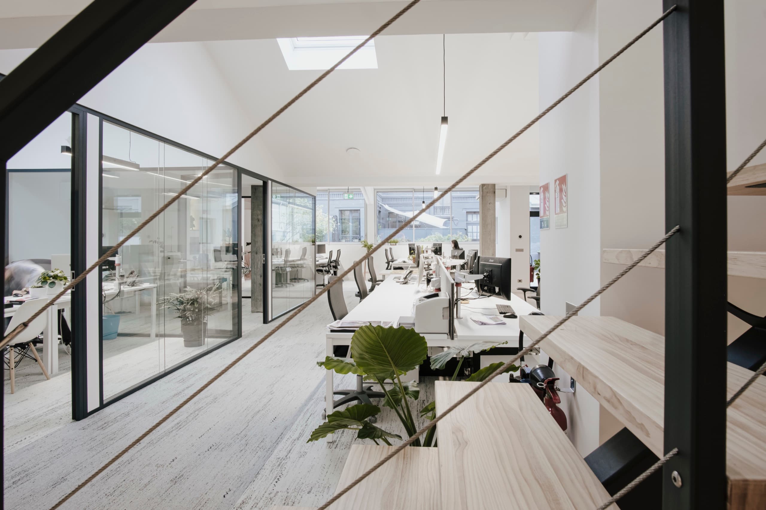L'open space du bureau TerraTerre à Asnières-sur-Seine, vu depuis l'escalier